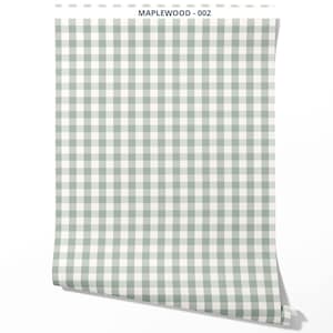 Op de afbeelding: Een rol behang met een saliegroen en wit gingham ruitpatroon. De bovenrand toont de tekst MAPLEWOOD - 002. Het ontwerp bestaat uit een herhalend raster van vierkanten in afwisselend lichtgroene en witte kleuren over het gehele oppervlak.