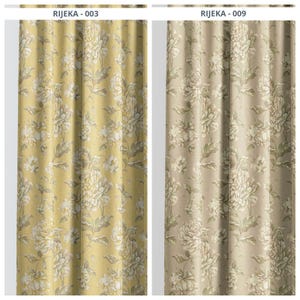 Può includere: Due tende a fantasia floreale. La tenda a sinistra è gialla con disegni floreali bianchi e verde chiaro. La tenda a destra è beige con disegni floreali bianchi e verde chiaro. Il testo "RIJEKA - 003" e "RIJEKA - 009" è visibile.