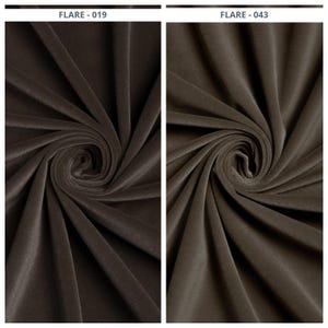Peut inclure: Deux échantillons de tissu de velours marron, l'un plus clair et l'autre plus foncé. Le tissu est drapé et tourbillonnant, montrant la texture et le lustre. Le texte "FLARE - 019" et "FLARE - 043" est en haut de chaque échantillon.
