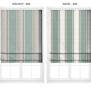 Op de afbeelding: Twee raambekledingen met streepmotieven. De linker, met het label "WALNUT - 004", heeft verticale strepen in tinten teal, bruin en wit. De rechter, met het label "HAZEL - 005", heeft vergelijkbare strepen in teal, wit en bruin. Beide zijn gemonteerd in witte raamkozijnen.