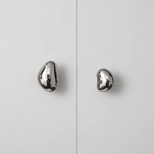 キャビネットノブ：モダンなワードローブドア用のポリッシュクローム製ペブル金具