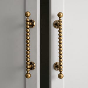 Tiradores de armario de latón antiguo con cuentas: Tiradores altos para puertas de armario