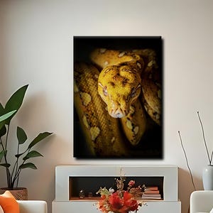 Puede incluir: Una impresión en lienzo enmarcada que presenta un primer plano de una serpiente amarilla y marrón. La cabeza de la serpiente está centrada, con sus escamas y patrones visibles. La impresión se muestra en un salón moderno.