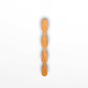 Könnte beinhalten: Ein Set aus drei Keramikbechern mit gesprenkelter, matter Oberfläche. Die Becher sind in den Farbtönen Creme, Hellgrau und Dunkelgrau gehalten. Jeder Becher hat ein schlichtes, minimalistisches Design und einen abgerundeten Henkel.