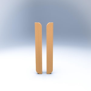 Puede incluir: Dos piezas de madera verticales con la parte superior e inferior redondeadas, de pie una al lado de la otra. La madera es de color marrón claro y tiene una veta visible. El fondo es un degradado de azul claro y blanco.