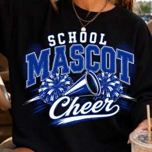 Könnte beinhalten: Ein schwarzes Sweatshirt mit Rundhalsausschnitt und einem Grafikdruck, der den Text "SCHOOL MASCOT" in fetten blauen Buchstaben, eine blaue Megafon-Illustration, zwei blaue Pompons und das Wort "Cheer" in weißer Schreibschrift auf der Brust zeigt.