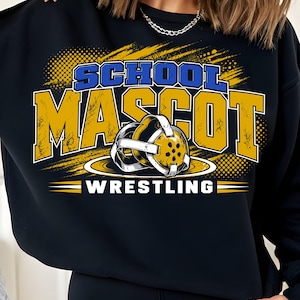 Peut inclure: Un sweat-shirt noir à col rond avec une impression graphique affichant le texte SCHOOL MASCOT en lettres capitales bleues et jaunes, et le mot WRESTLING en blanc. Une illustration de casque de lutte jaune et blanc est centrée.