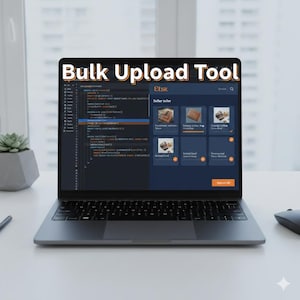 Peut inclure: Un ordinateur portable affiche une interface logicielle avec le texte "Bulk Upload Tool". L'écran montre du code et des images de produits. L'interface comprend une section vendeur avec des aperçus de produits et un bouton orange "Upload All". Une souris et un stylo sont sur le bureau.