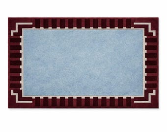 Alfombra de lana tejida a mano – Azul cielo, borde geométrico burdeos, color azul, tamaño 6x9, lista para enviar.