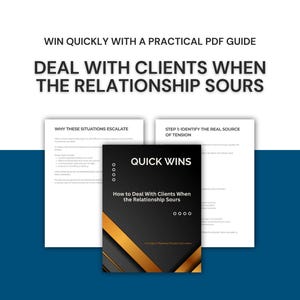 Può includere: Immagine promozionale di una guida PDF intitolata "Come affrontare i clienti quando il rapporto si inasprisce". La guida è nera con dettagli dorati e la scritta "Quick Wins". Due pagine bianche con testo sono dietro la guida, su sfondo blu scuro.