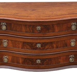 Antique Large 18th Century Continental Oak and Walnut Serpentine Crossbanded Commode / Chest of Drawers – Fine Quality