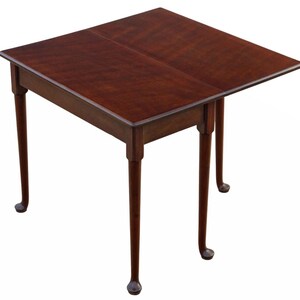 Könnte beinhalten: Ein quadratischer, dunkelbrauner Holztisch mit glänzender Oberfläche. Der Tisch hat vier schlanke, gebogene Beine und eine klappbare Tischplatte. Der Tisch ist etwa 76 cm breit und 76 cm lang.