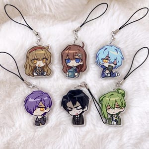 Op de afbeelding: Zes acrylhangers met chibi-stijl anime-personages met verschillende haarkleuren, waaronder bruin, lichtblauw, paars, zwart en groen. Elke hanger is bevestigd aan een zwarte koordlus met een zilverkleurige metalen sluiting om op te hangen.