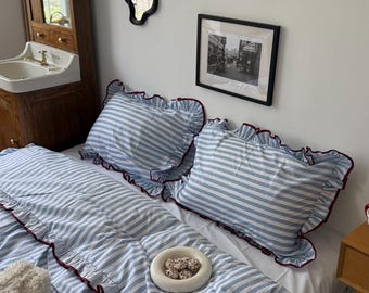 Blauw gestreept dekbedovertrek met ruches, bordeauxrode rand, beddengoedset Cottagecore