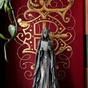 Läsande statyett av alvprinsessa, fantasy-alvdrottning, handmålad bokhylledekor, fantasygåva från Dark Academia