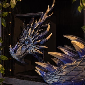 Dragon Book Nook – Draconis Noctyra | Hand Painted Head & Tail Bookshelf Insert | Fantasy Dragon Decor | 3D Printed Gift for Book Lovers