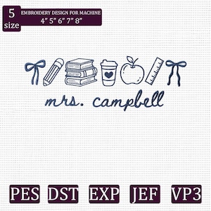 Może przedstawiać: Wzór haftu z elementami szkolnymi: ołówkiem, książkami, filiżanką kawy, jabłkiem i linijką. Projekt zawiera tekst "mrs. campbell" i jest dostępny w różnych rozmiarach, od 10,16 cm do 20,32 cm.
