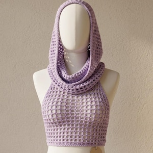 Op de afbeelding: Een lavendelgehaakte haltertop met bijpassende capuchon. De top heeft een mesh-ontwerp en een col. Het kledingstuk wordt gepresenteerd op een witte mannequin. Een klein label hangt aan de onderkant van de top.