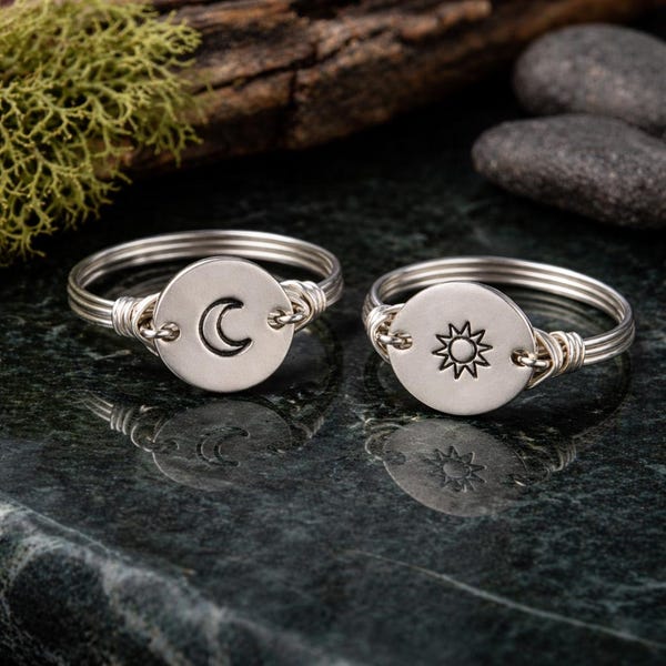 Anillo Sol o Luna: Disco de plata grabado a mano, envuelto en alambre de plata de ley o chapado en oro - Talla personalizada