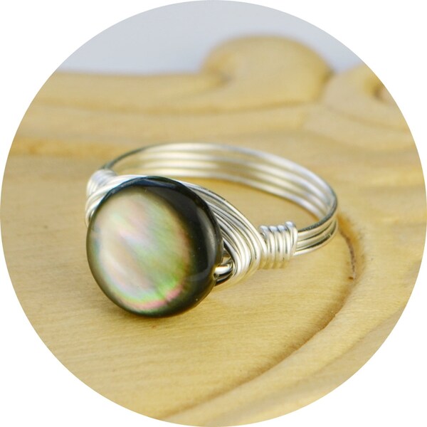 Sale! Wire Wrapped Ring-Sterling zilveren gevulde draad met kleine ronde grijs Shell - elke maat 4, 5, 6, 7, 8, 9, 10, 11, 12, 13, 14