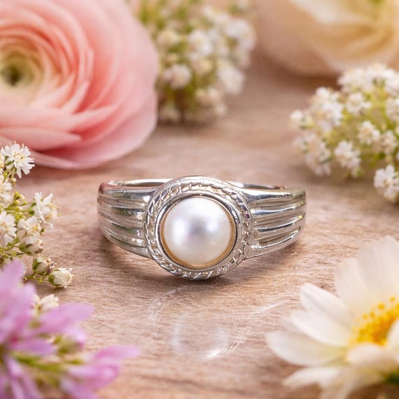 White Cultured Button Pearl Sterling Silver Ring - Pre-Owned Ring - Size 8.75 - Vintage/Pre-owned