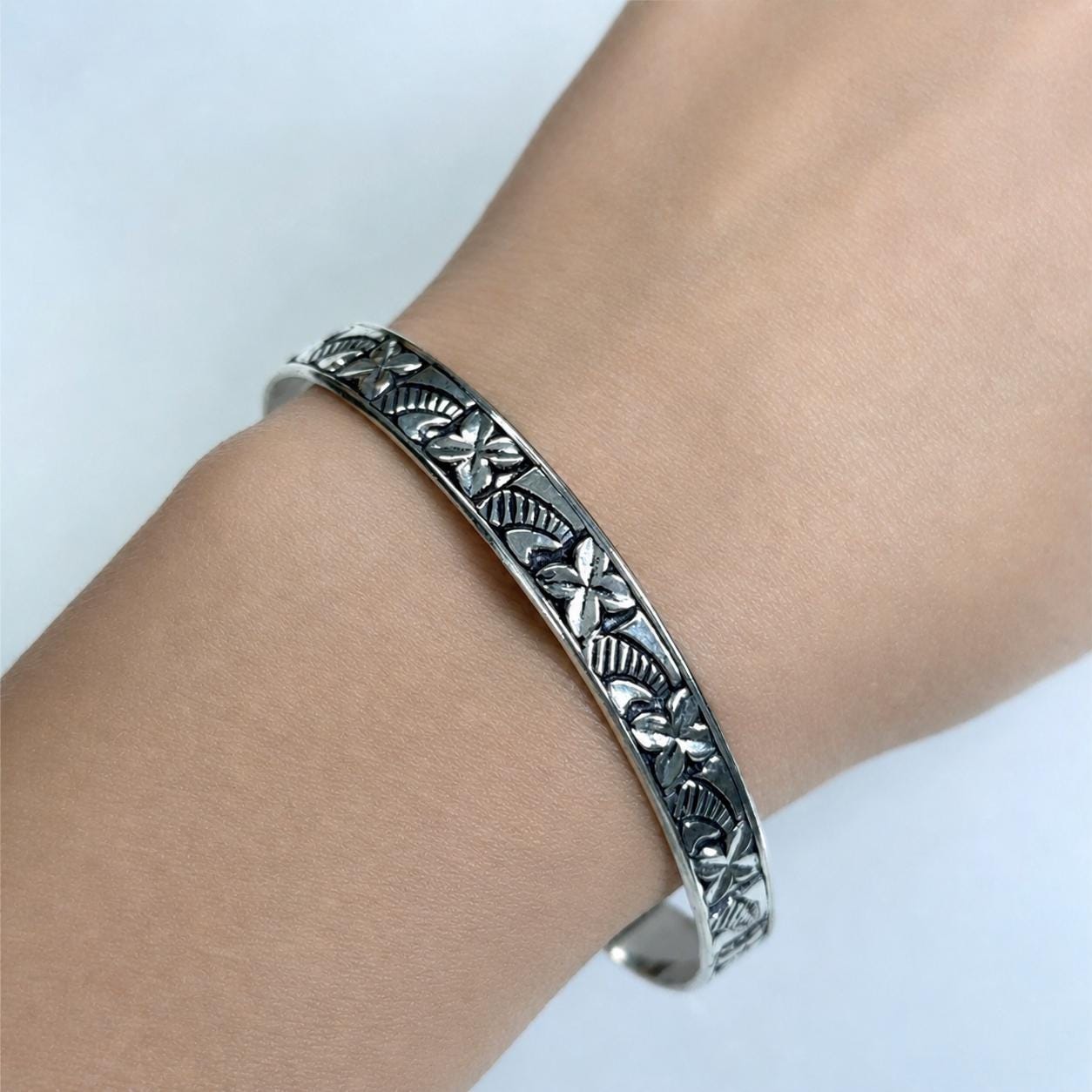 Floral/clover Design Sterling Silver Bangle Bracelet: 8mm Width