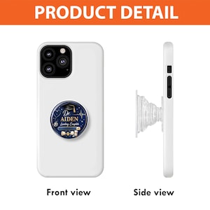 Może przedstawiać: Białe etui na telefon z popsocketem z czapką absolwenta i napisem "Dr. Aiden Loading Complete". Widoki z przodu i z boku. Na górze obrazu znajduje się napis "PRODUCT DETAIL".
