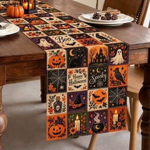 Peut inclure: Un chemin de table rectangulaire présentant une grille en patchwork d'illustrations sur le thème d'Halloween, incluant des citrouilles, fantômes, chats noirs, chauves-souris, toiles d'araignée, manoir hanté, chapeau de sorcière, potion et bougies.