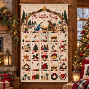Peut inclure: Un calendrier de l'Avent mural en tissu orné d'une scène de nativité en haut avec le texte The Miller Family. Il comporte vingt-cinq poches numérotées, chacune décorée de diverses illustrations sur le thème de Noël, incluant des anges et des animaux.