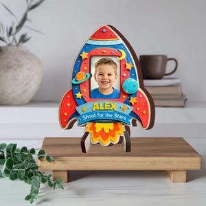 Op de afbeelding: Een witte keramische mok met een zwart handvat en de tekst "But First, Coffee" in een zwarte, handgeschreven lettertype. De mok staat op een wit oppervlak.