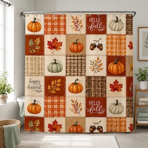 Puede incluir: Una cortina de ducha con un diseño de patchwork de calabazas naranjas, hojas de otoño, bellotas y patrones de cuadros. La tela incluye el texto "HELLO fall" y "happy harvest" en una fuente cursiva, sobre una paleta de colores otoñales.