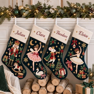 Puede incluir: Cuatro calcetines navideños de color verde oscuro con puños color crema bordados con los nombres Julian, Clara, Theodore y Eloise. Cada calcetín muestra motivos festivos que incluyen un cascanueces, una bailarina, un ratón y un cisne.
