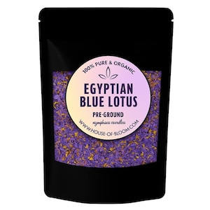 Könnte beinhalten: Ein schwarzer Beutel mit einem transparenten Fenster, das getrocknete ägyptische Blaue Lotusblumen zeigt. Das Etikett lautet "100% Pure & Organic" und "Egyptian Blue Lotus" mit wissenschaftlichem Namen und Website-Adresse.
