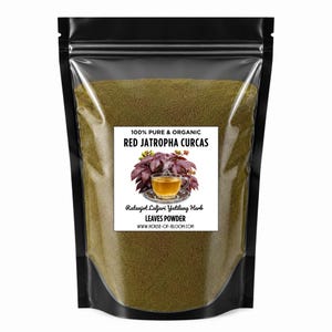 Pode incluir: Uma embalagem preta e selável cheia de pó verde. Um rótulo branco exibe o texto: "100% Pure & Organic Red Jatropha Curcas Leaves Powder." Uma ilustração mostra folhas vermelhas e uma xícara de chá. O endereço do site também é visível.