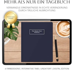 Könnte beinhalten: Ein digitales Notizbuch in Marineblau mit dem Titel "THE RISING SELF JOURNAL" auf einem Tablet. Das Bild enthält eine Kaffeetasse, einen Stift und deutschen Text: "MEHR ALS NUR EIN TAGEBUCH". Ein goldenes Siegel ist ebenfalls vorhanden.