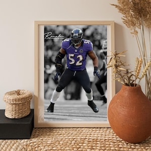 Puede incluir: Impresión enmarcada de un jugador de fútbol americano con uniforme morado y negro, número 52. El jugador está en un campo con un fondo en blanco y negro. La palabra "Ramadan" está escrita en cursiva en la esquina superior izquierda.