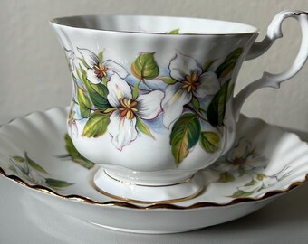 Taza de té y platillo Royal Albert White Trillium de porcelana vintage de Inglaterra