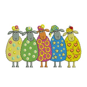 Op de afbeelding: Geborduurde afbeelding van vijf schapen op een rij. Elk schaap heeft een andere kleur: geel, groen, roze, blauw en geel. Ze hebben bloemen-, sterren- en hartpatronen. Elk schaap heeft een bloem of hoed op het hoofd.