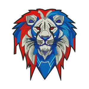 Puede incluir: Parche bordado con la cabeza de un león con un diseño geométrico. La melena del león es roja y azul, con detalles blancos y grises. Los ojos son rojos y el diseño general es simétrico.