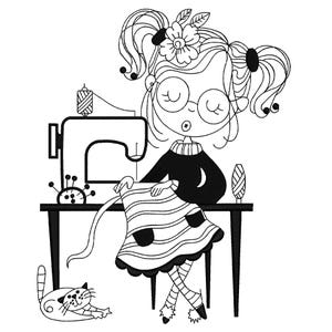 Może przedstawiać: Czarno-biała ilustracja osoby szyjącej przy stole z maszyną do szycia. Osoba ma warkocze, okulary i ma na sobie czarny sweter i pasiastą spódnicę. Kot leży na podłodze. Szpulka nici i poduszka na szpilki znajdują się na stole.
