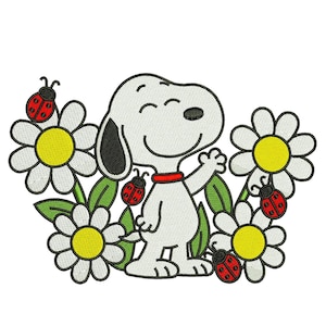 以下が含まれることがあります： 黒い耳と赤い首輪をした、笑顔の白い漫画の犬が、黄色の中心、緑の葉、赤いテントウムシのある白いデイジーの間で手を振っている刺繍デザイン。白い背景にデザインされています。