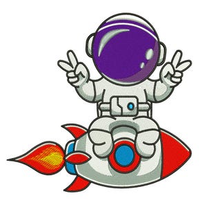 Könnte beinhalten: Ein Cartoon-Astronaut in einem weißen Raumanzug mit einem lila Helm, der mit beiden Händen das Friedenszeichen gibt. Der Astronaut reitet auf einer Rakete mit roten, blauen und silbernen Details und einer Flamme hinten.