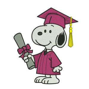 Könnte beinhalten: Gesticktes Bild von Snoopy, der eine Abschlusskappe und einen Umhang trägt. Snoopy hält ein Diplom, das mit einer rosa Schleife gebunden ist. Die Abschlusskappe ist tiefrosa mit einer gelben Quaste. Der Umhang ist ebenfalls tiefrosa.