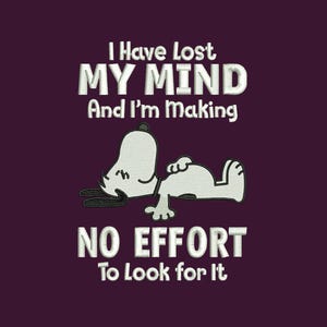 Puede incluir: Un diseño de bordado sobre un fondo morado oscuro que presenta el contorno blanco de un perro de dibujos animados acostado boca arriba. El texto dice: I Have Lost MY MIND And I'm Making NO EFFORT To Look for It. El diseño usa hilo blanco.