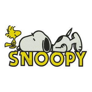 Może przedstawiać: Haftowany wzór przedstawiający Snoopy'ego, białego psa z czarnymi uszami, leżącego obok żółtego ptaka. Słowo "SNOOPY" jest wyhaftowane żółtymi literami blokowymi z czarnymi obrysami. Wzór jest na białym tle.
