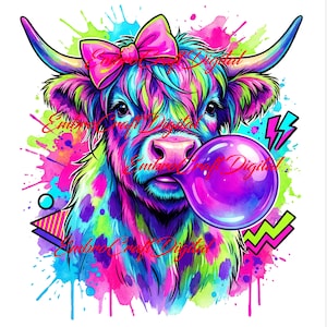 Op de afbeelding: Een digitale illustratie van een Schotse Hooglander in heldere neonkleuren, met een roze strik en een kauwgomballenbel. De afbeelding bevat verfspatten in roze, blauw, groen en geel.