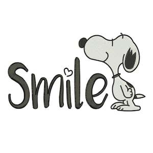 以下が含まれることがあります： ピーナッツのスヌーピーと「Smile」の文字が刺繍されたデザイン。文字は濃いグレーで、iの上の点は小さなハートで表現されています。スヌーピーは座った姿勢で上を見上げています。