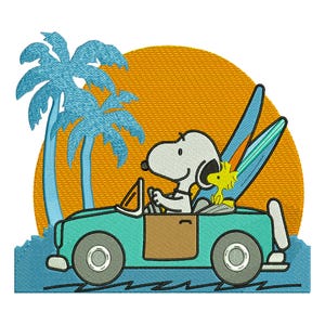 Könnte beinhalten: Gesticktes Design mit Snoopy, der ein türkisfarbenes Cabrio mit Surfbrett fährt, in Begleitung von Woodstock. Der Hintergrund zeigt eine gelbe Sonne, blaue Palmen und Meereswellen. Ein lustiges Design zum Thema Strand.