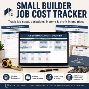 Op de afbeelding: Een digitaal spreadsheet getiteld Small Builder Job Cost Tracker op een laptopscherm, omringd door geprinte logboeken, een meetlint, een pen en een rekenmachine. Het scherm toont een overzicht van projectkosten en winstgegevens.