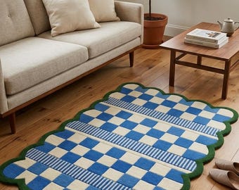 Alfombra moderna de cuadros irregulares con borde festoneado verde y cuadros azules, hecha a mano, con bordes ondulados para sala de estar.